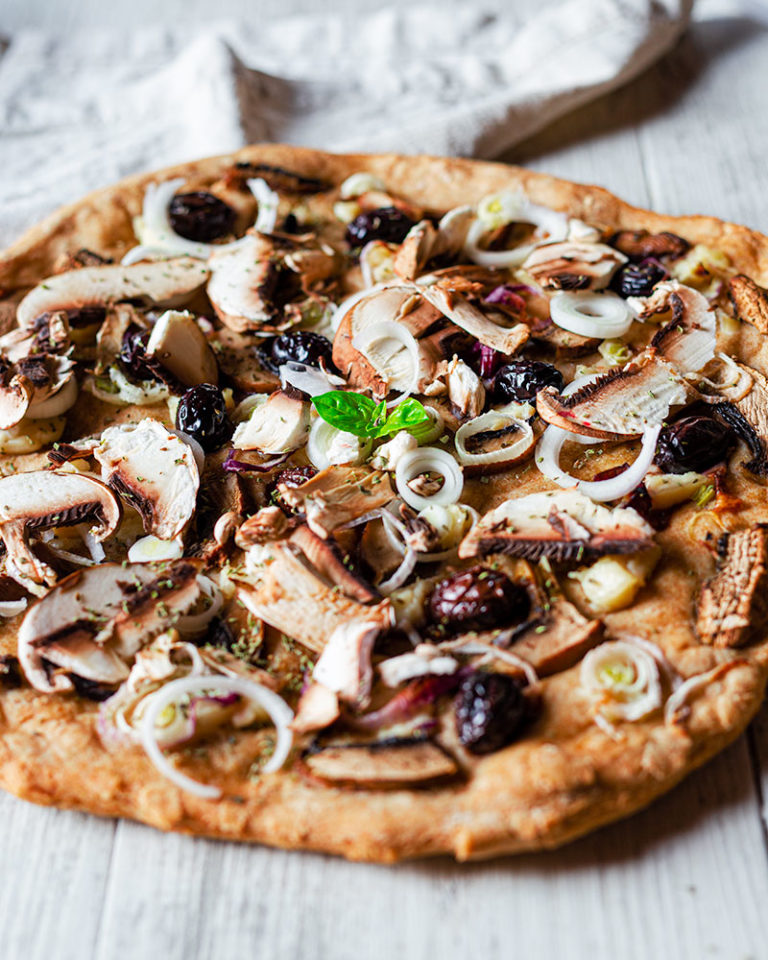 Pizza vegan cipolla, funghi e olive nere - Seevegan.it