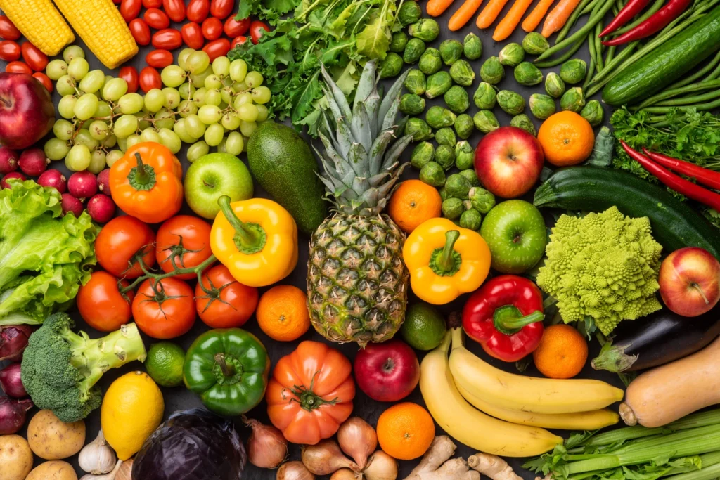 Frutta e verdura fresca, ideale per il sistema digerente umano, a supporto dell’idea che l’uomo non nasce carnivoro