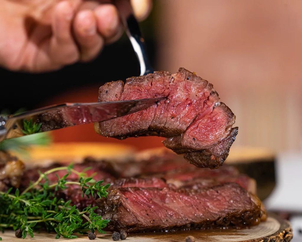 Carne rossa cotta e condita, per riflettere sul fatto che l’uomo non nasce carnivoro e non consuma la carne al naturale