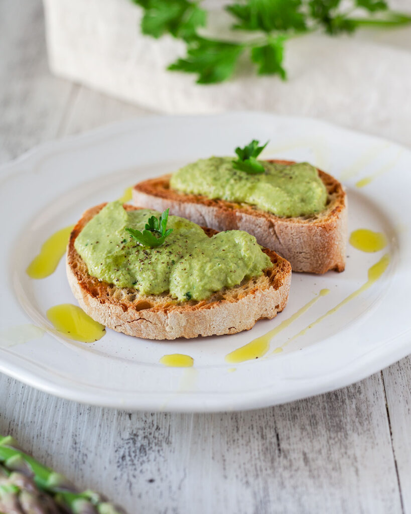 Crostini con salsa di asparagi e prezzemolo