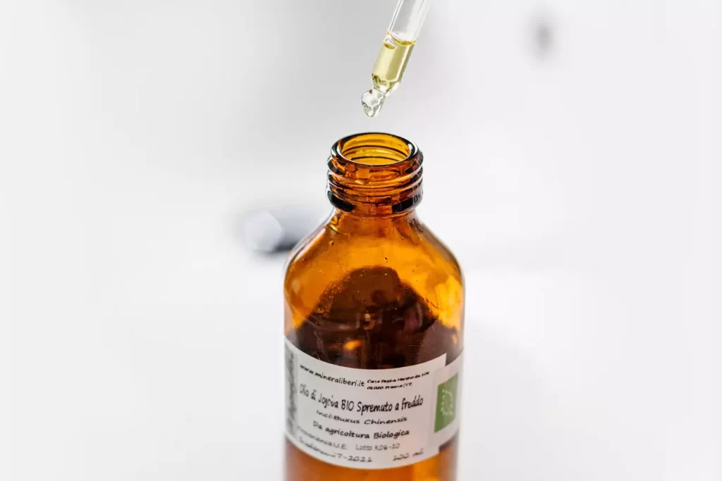Olio di jojoba benefici e utilizzi per la cura personale