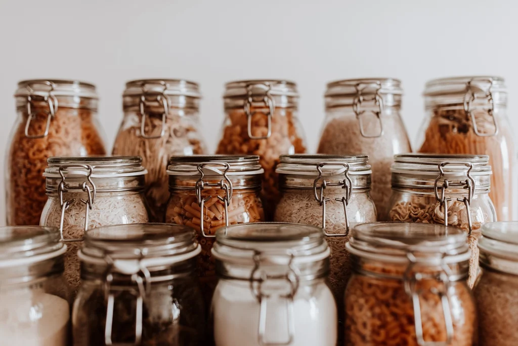 Barattoli di vetro riutilizzabili con pasta e riso, perfetti per una cucina zero waste