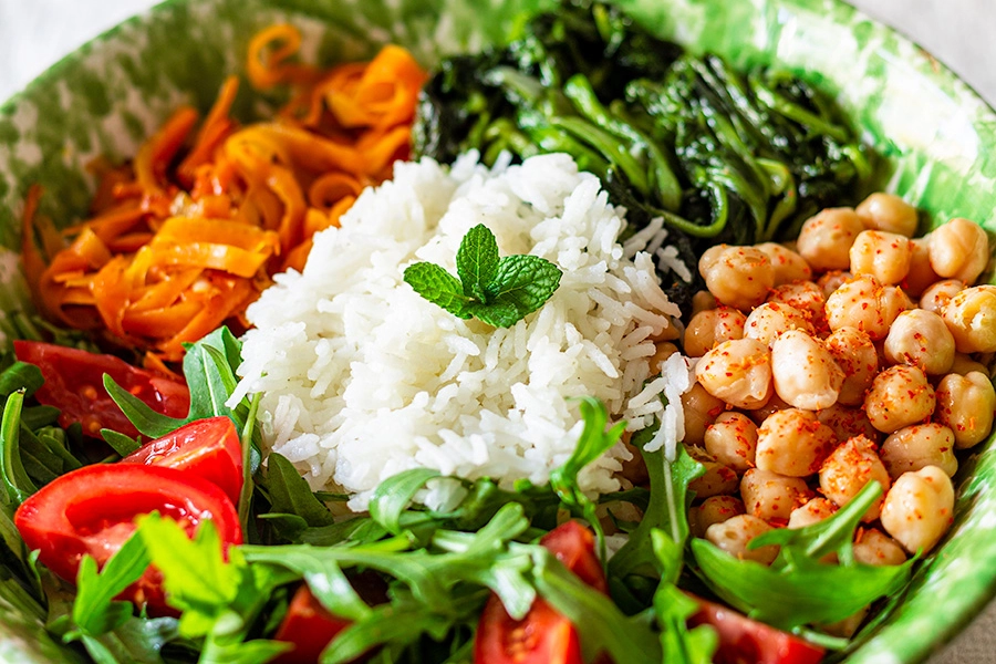 Ricette vegane con il riso: buddha bowl vegan con ceci, bietole, riso, pomodori e rucola