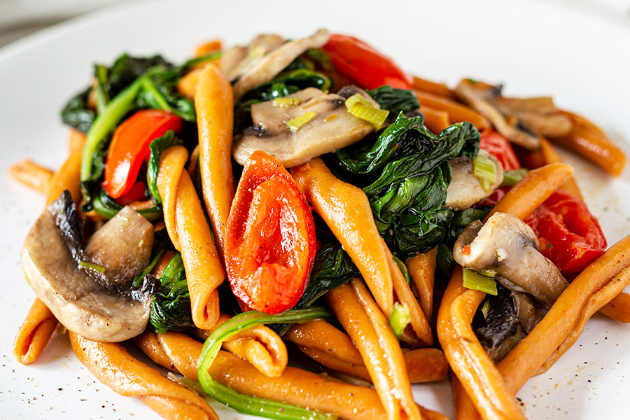 ricette vegane con i funghi: fileja con bietole, champignon e pomodorini