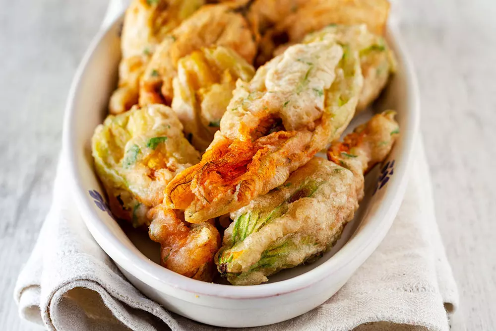 Fiori di zucchina ripieni in pastella senza uova