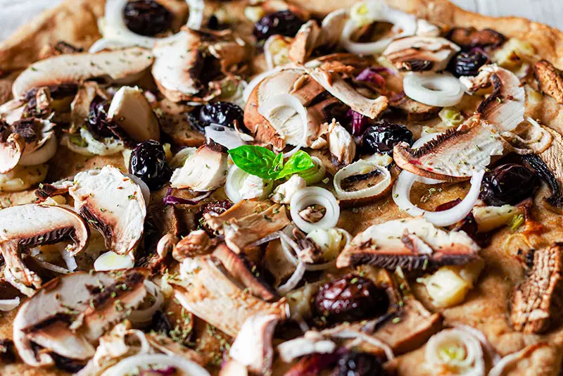 Pizza vegan cipolla, funghi e olive nere