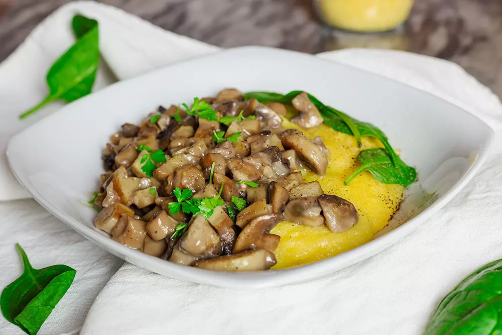 Ricette vegane con i funghi: polenta vegan con seitan e funghi