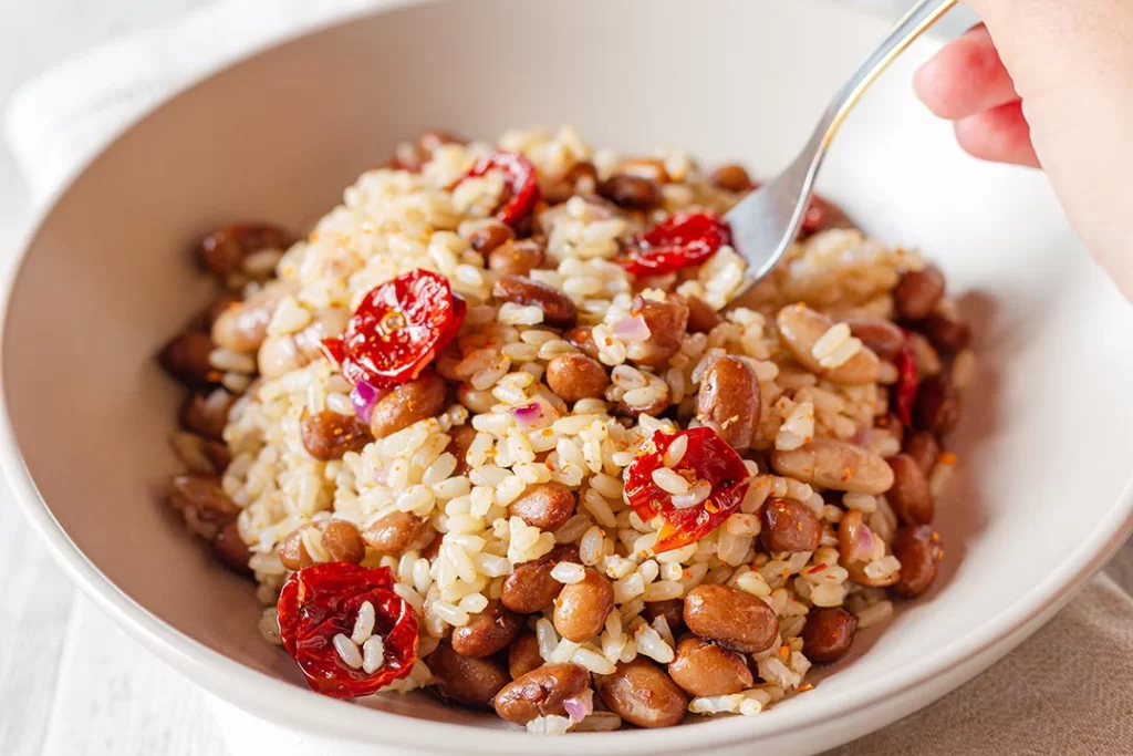 Riso integrale con fagioli bruni e pomodori secchi