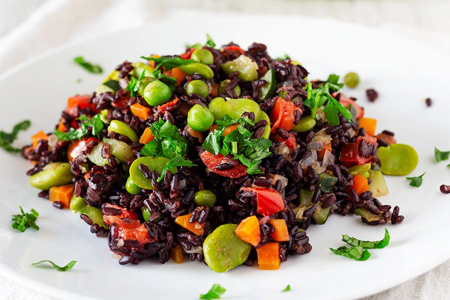 Ricette vegane con il riso: riso venere con verdure e legumi
