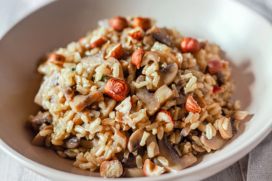 Ricette vegane con il riso: risotto vegano con champignon e nocciole