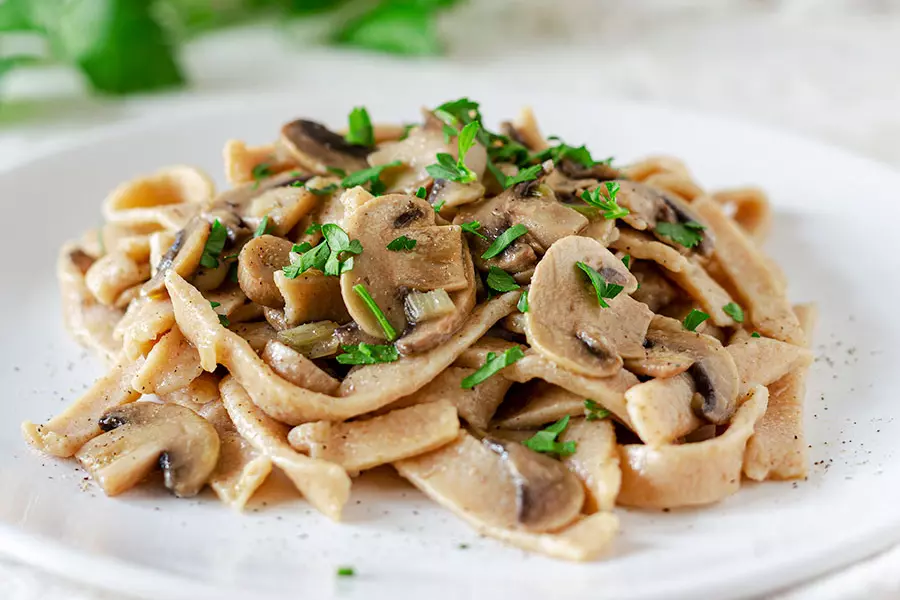 Tagliatelle fatte in casa con funghi champignon