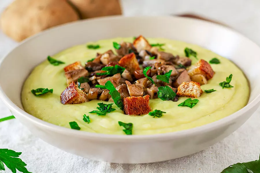 Vellutata vegan di porri, patate e funghi