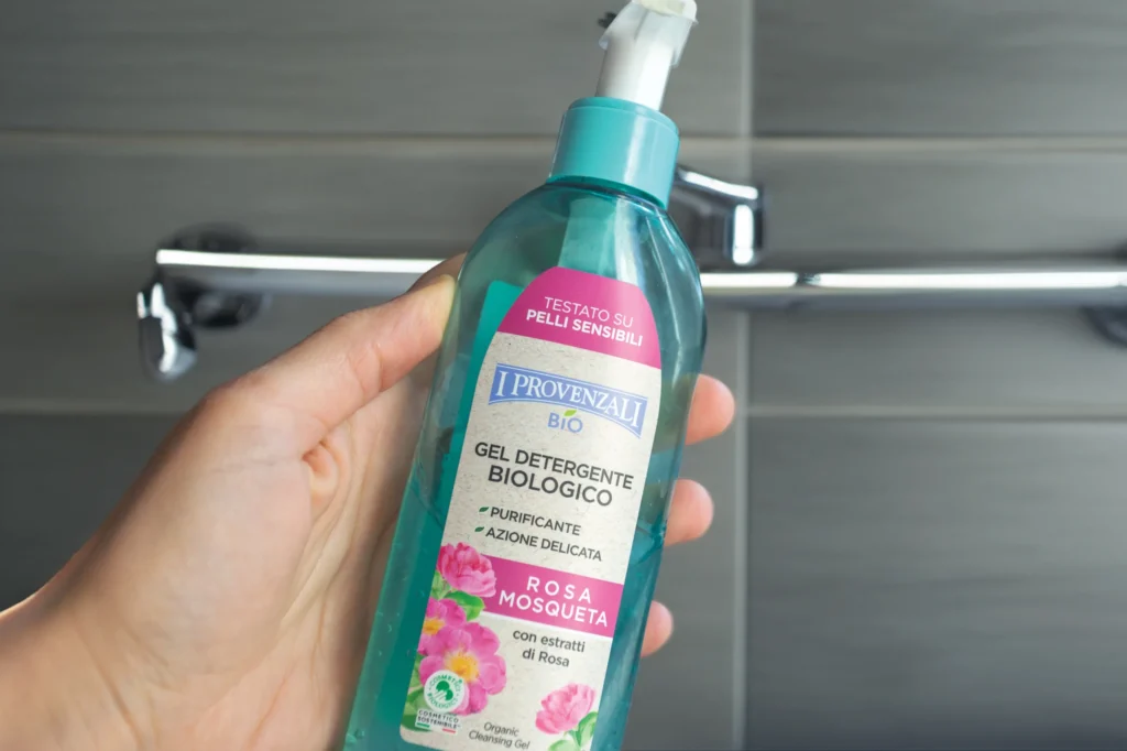 Flacone di gel detergente viso vegan alla Rosa Mosqueta de I Provenzali acquistato da Tigotà.