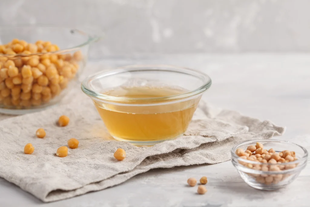 Aquafaba in ciotola di vetro, alternativa vegana alle uova per cucinare dolci e ricette vegetali
