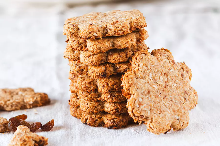 Biscotti vegani al cocco con datteri e uvetta