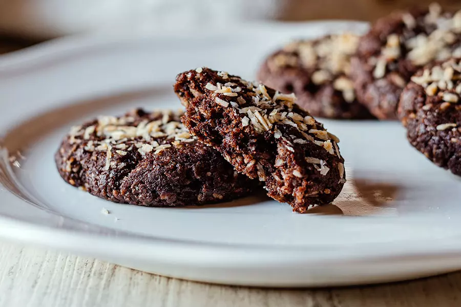 Biscotti vegani al cocco e al burro di arachidi