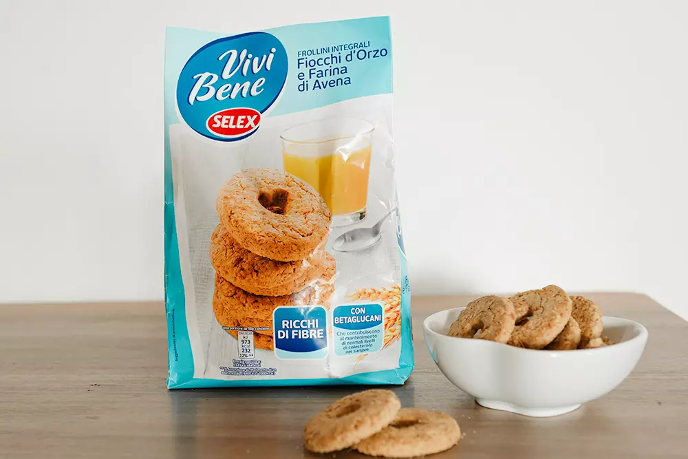Biscotti vegani da comprare: Frollini Integrali con fiocchi d'orzo e farina di avena Vivi Bene Selex
