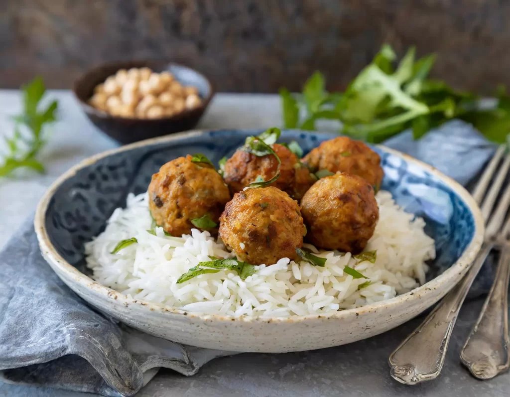 Polpette di ceci e cicoria servite con il riso basmati