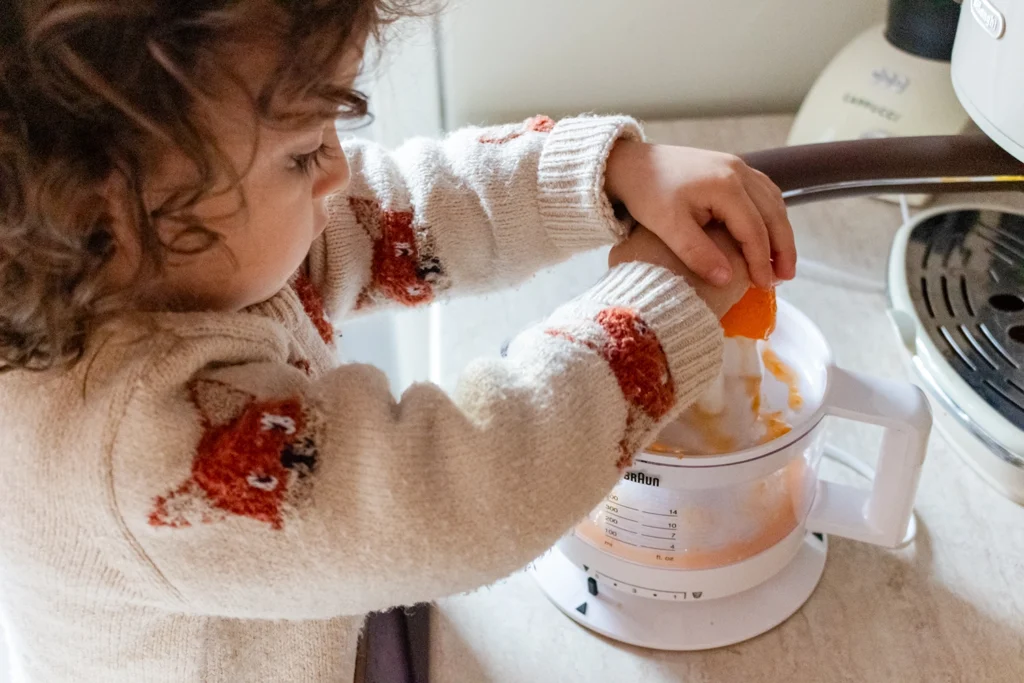 Cibi vegani ai bambini: coinvolgerli nella preparazione dei pasti