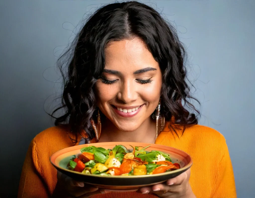 Cosa fare dopo Veganuary: Persona felice che mangia un piatto vegano, simbolo di un viaggio consapevole dopo Veganuary.
