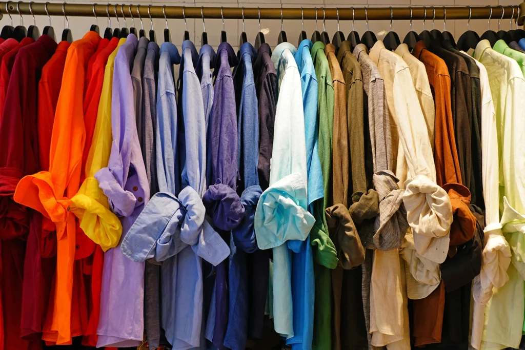 Camice in lino colorate, esempio di abbigliamento sostenibile