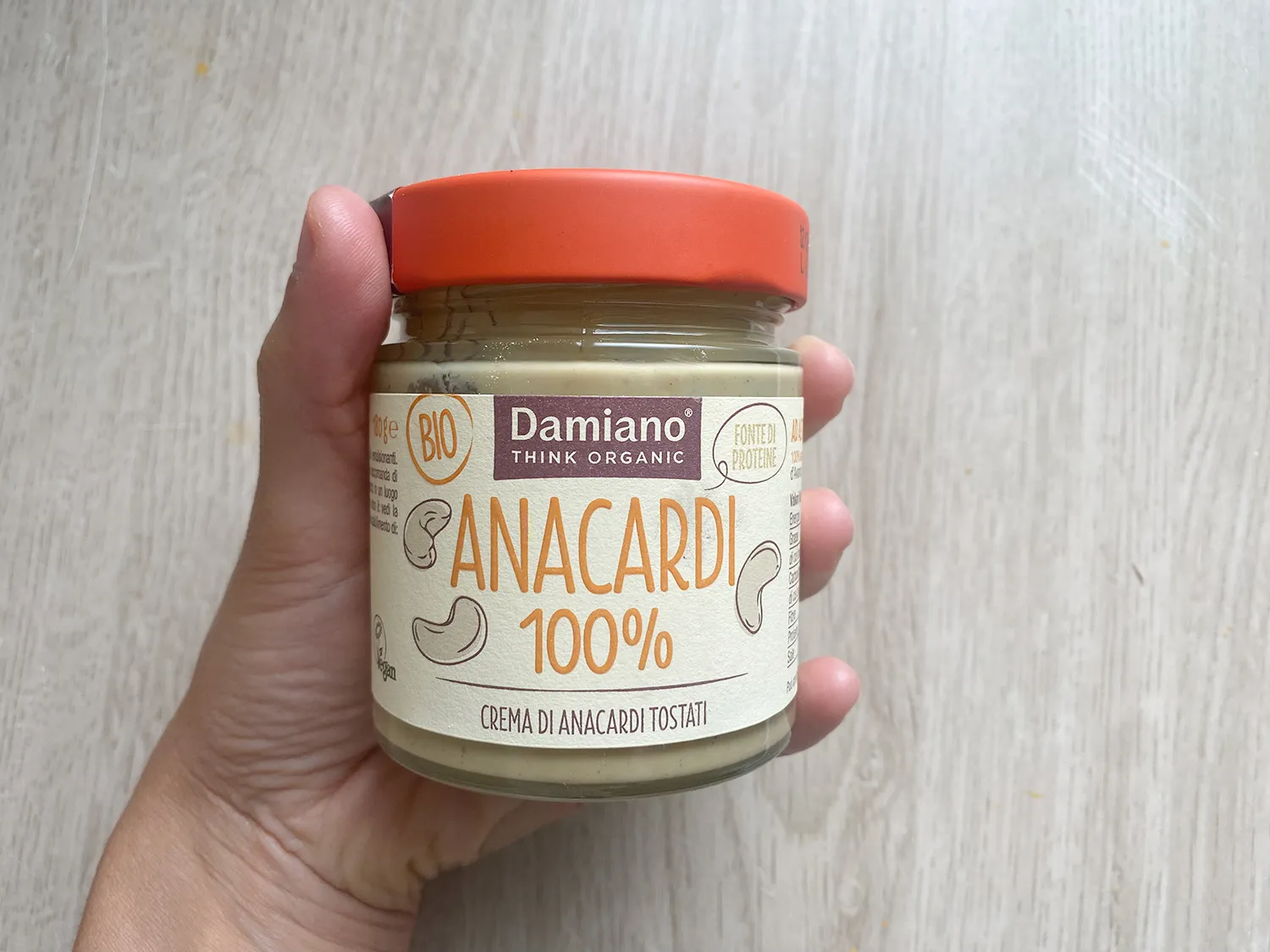 Vasetto di crema di anacardi 100% bio del brand Damiano, ideale per ricette dolci e salate nei prodotti vegan