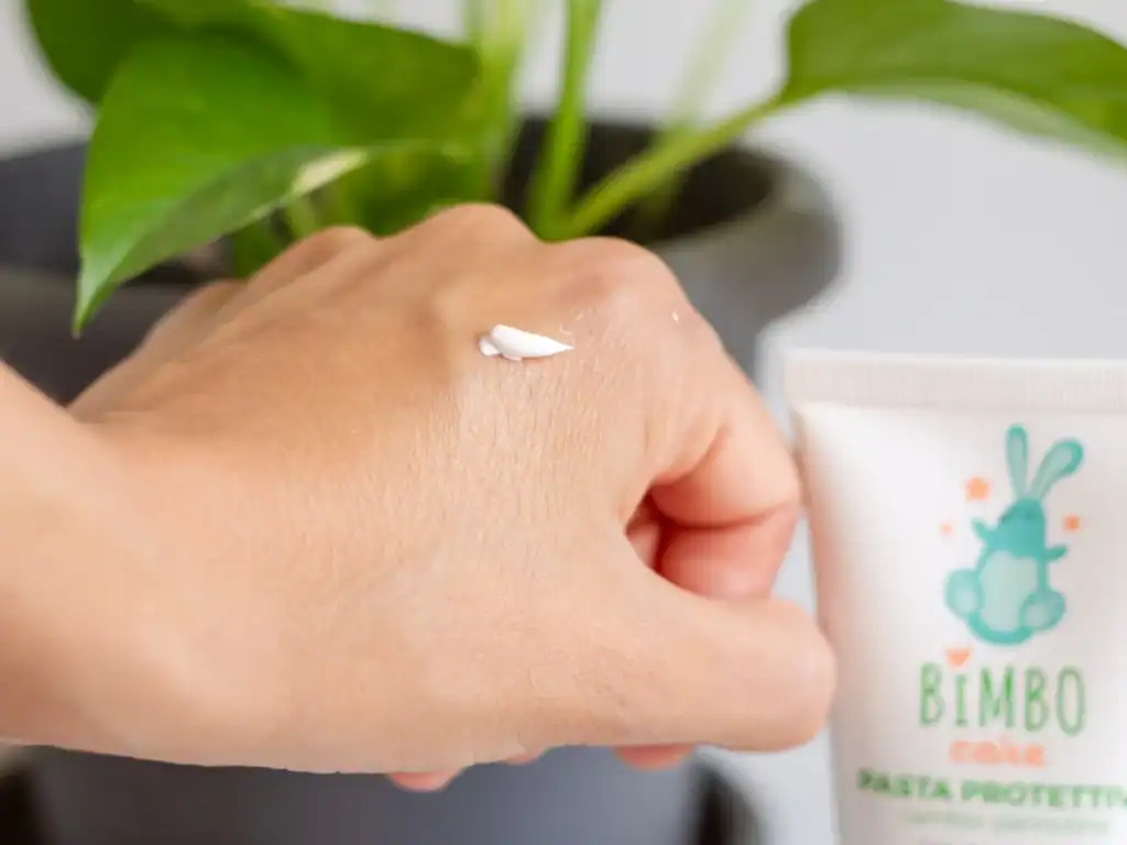 Crema protettiva cambio pannolino Biolis Nature Bimbo Care applicata sulla mano