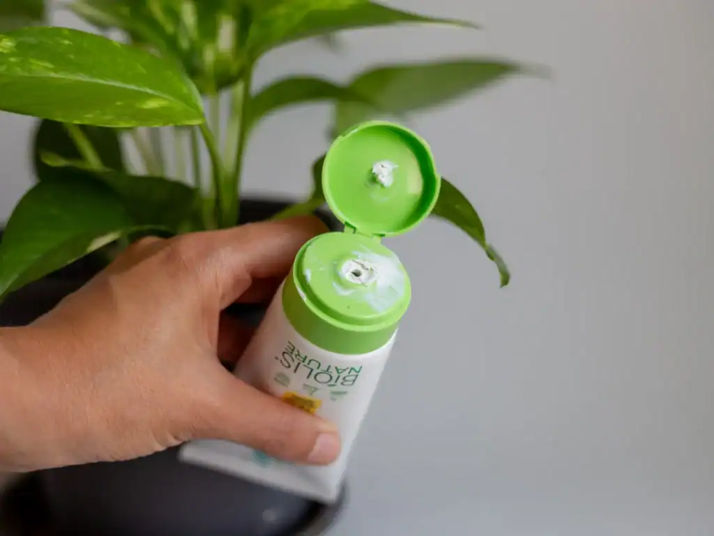 Dettaglio crema protettiva cambio pannolino Biolis Nature Bimbo Care con camomilla bio