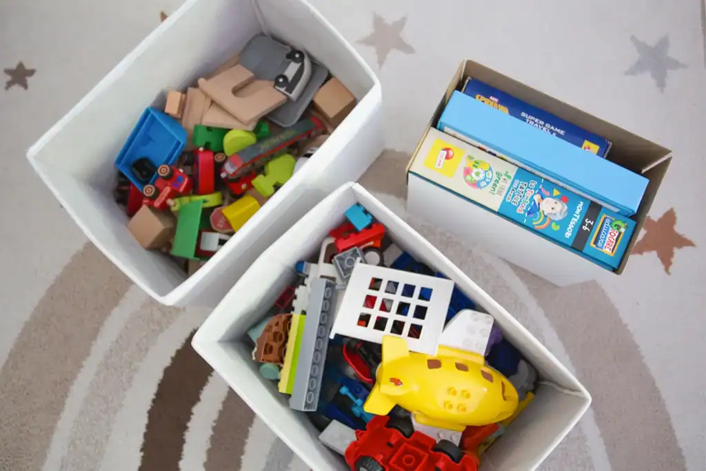 Contenitori con giochi per bambini organizzati per il decluttering