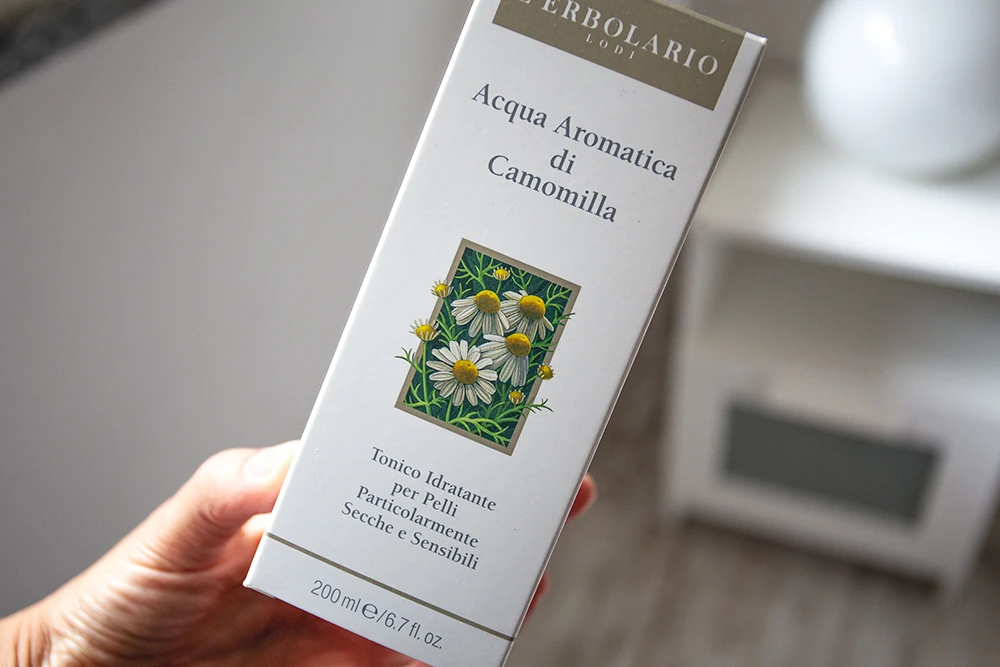 Confezione in cartone dell’acqua aromatica di camomilla L’Erbolario, tonico idratante per pelli particolarmente secche e sensibili.