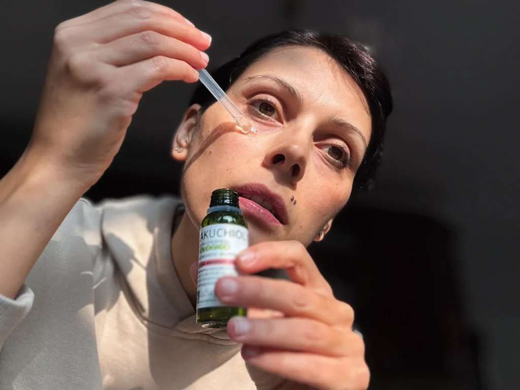 Applicazione del siero viso Bakuchiol La Saponaria sul viso, siero viso biologico rigenerante per pelle più elastica e luminosa.