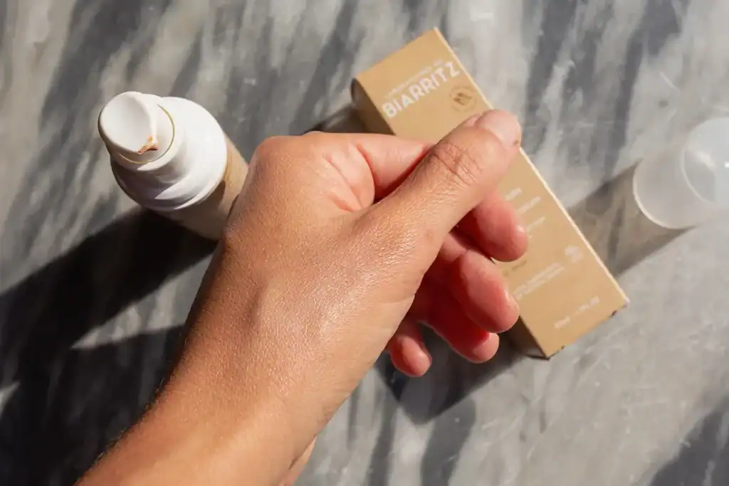 Applicazione della crema solare colorata viso Laboratoires de Biarritz sulla pelle