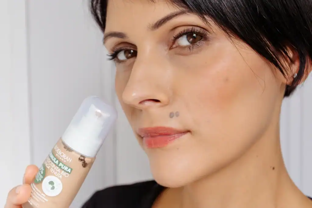 Applicazione del fondotinta vegano Deborah Formula Pura Bio Lunga Tenuta sul viso.