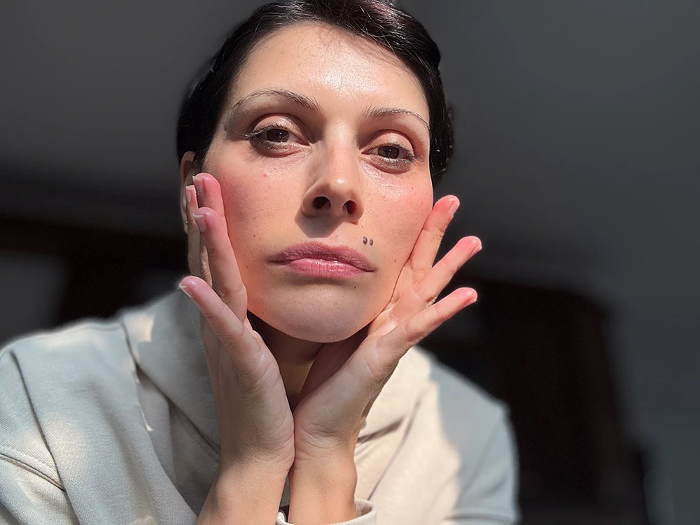 Risultato dopo l’applicazione del siero viso Bakuchiol La Saponaria, siero viso biologico che rende la pelle più elastica e luminosa.