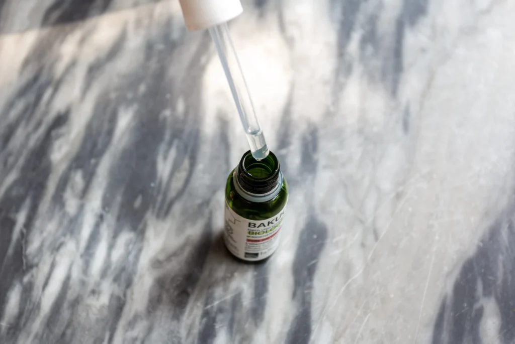 Contagocce del siero viso Bakuchiol La Saponaria aperto, siero biologico rigenerante con texture in olio naturale.
