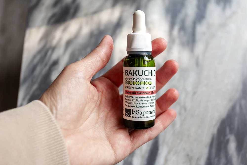 Flacone del siero viso Bakuchiol La Saponaria tenuto in mano, siero biologico rigenerante e liftante per pelle più elastica in 28 giorni.