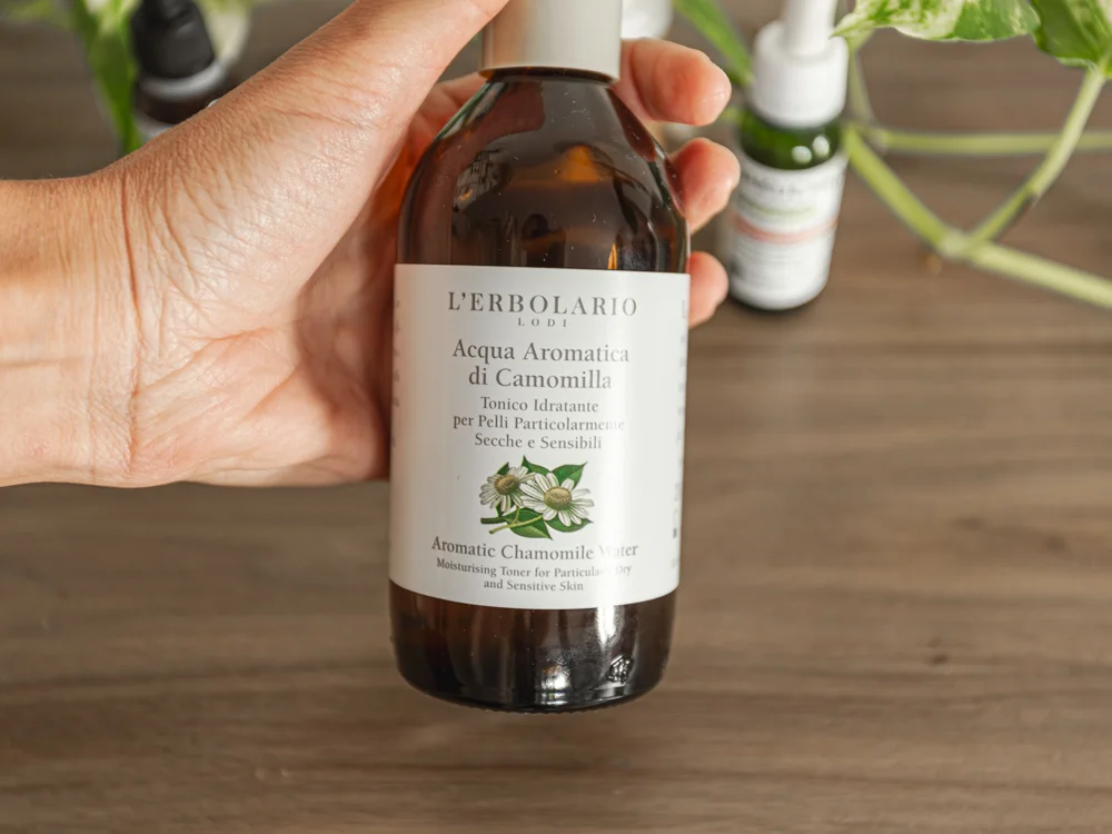 Tonico idratante alla camomilla ideale per la routine skincare vegana delle pelli sensibili.