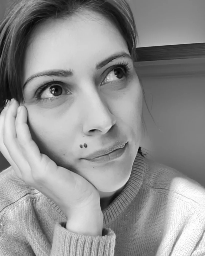 Angelica Parisi Brand Designer per aziende vegane nel suo studio