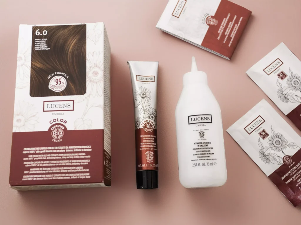 Kit completo della tinta vegana Lucens Umbra con tubetto di colore, ossidante e bustine di shampoo e balsamo post-colore.