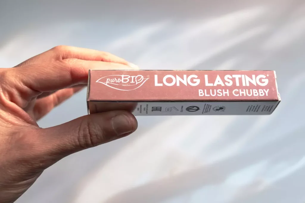 Packaging del Blush Chubby puroBIO Long Lasting con logo del brand su sfondo chiaro