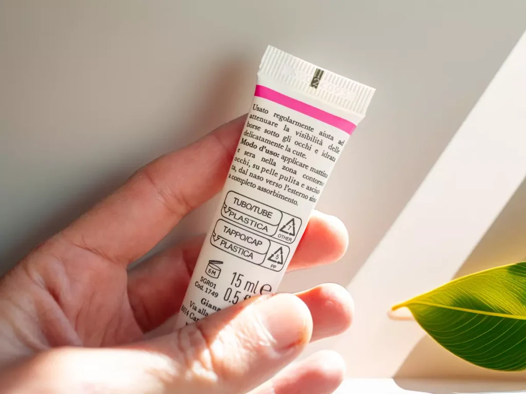 Packaging del contorno occhi rosa mosqueta I Provenzali in tubetto di plastica