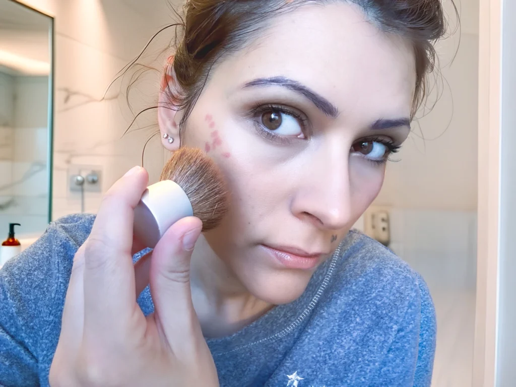 applicazione del blush chubby puroBIO con pennello kabuki sulla guancia, review prodotto vegano su seevegan.it