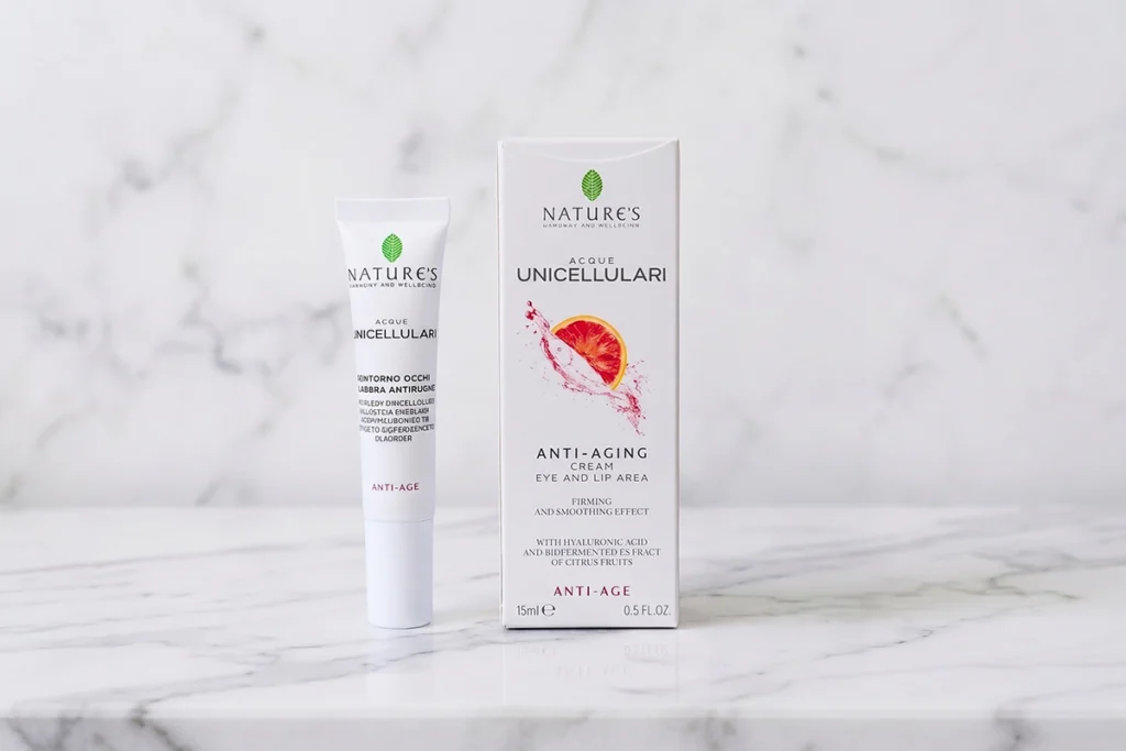 Contorno occhi e labbra Nature's Acque Unicellulari antirughe, tubetto e confezione da 15 ml su marmo