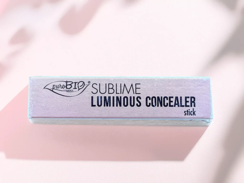 Packaging frontale di PuroBio Sublime Luminous Concealer Stick, il correttore vegano in scatola con logo brand e nome prodotto in nero