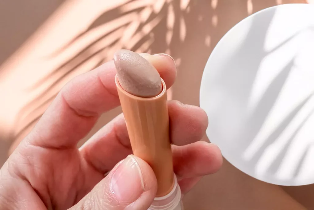 Sublime Luminous PuroBio, correttore vegano stick estratto che mostra la texture cremosa e la tonalità beige