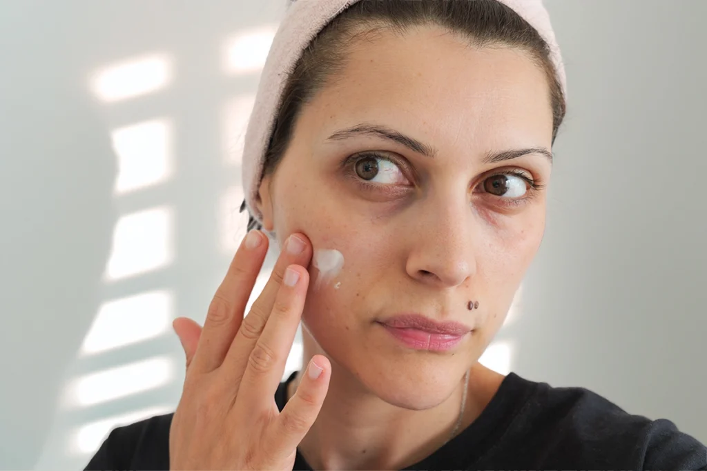 Applicazione della crema notte anti age di Endro Cosmétiques sulla pelle del viso struccato