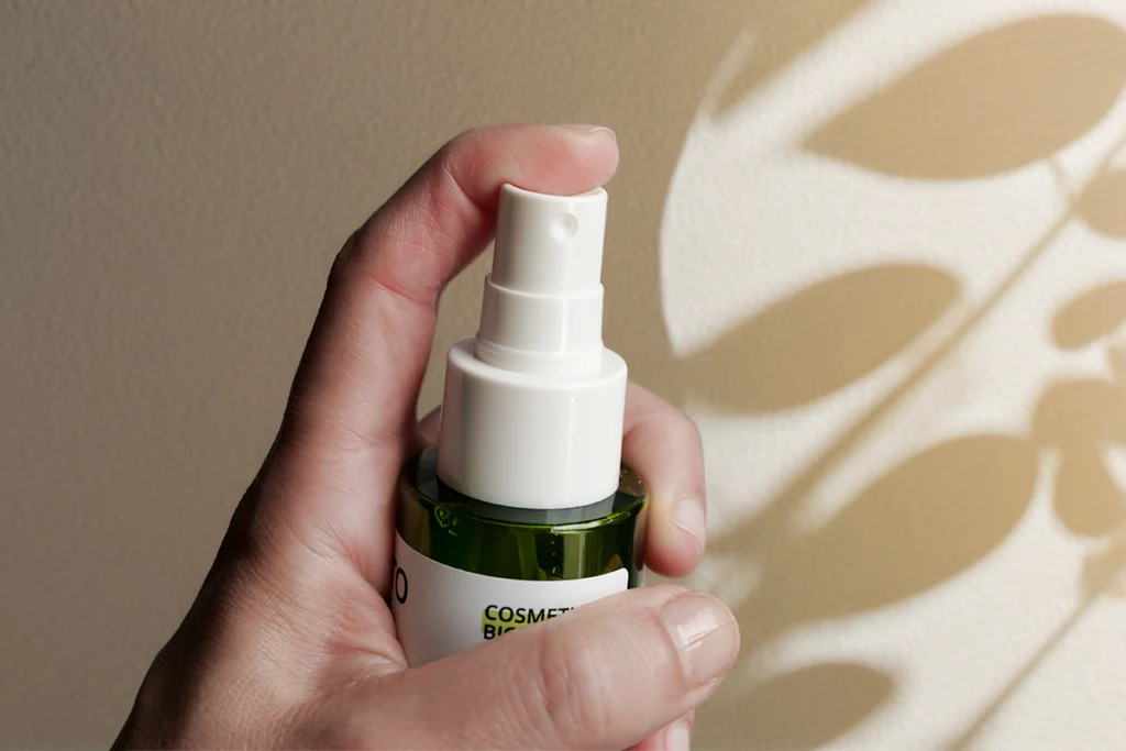Dettaglio del dosatore spray dell'Idrolato di Rosa La Saponaria, flacone verde con erogatore bianco