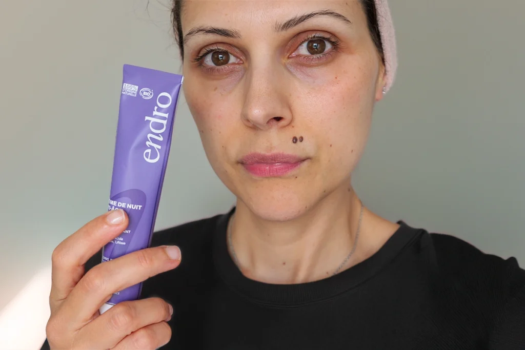 La crema notte anti age di Endro Cosmétiques con il viso struccato