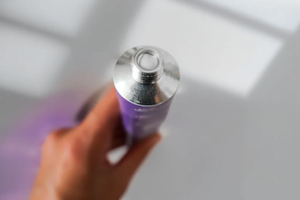 Tubo in alluminio aperto della crema notte anti age di Endro Cosmétiques senza tappo