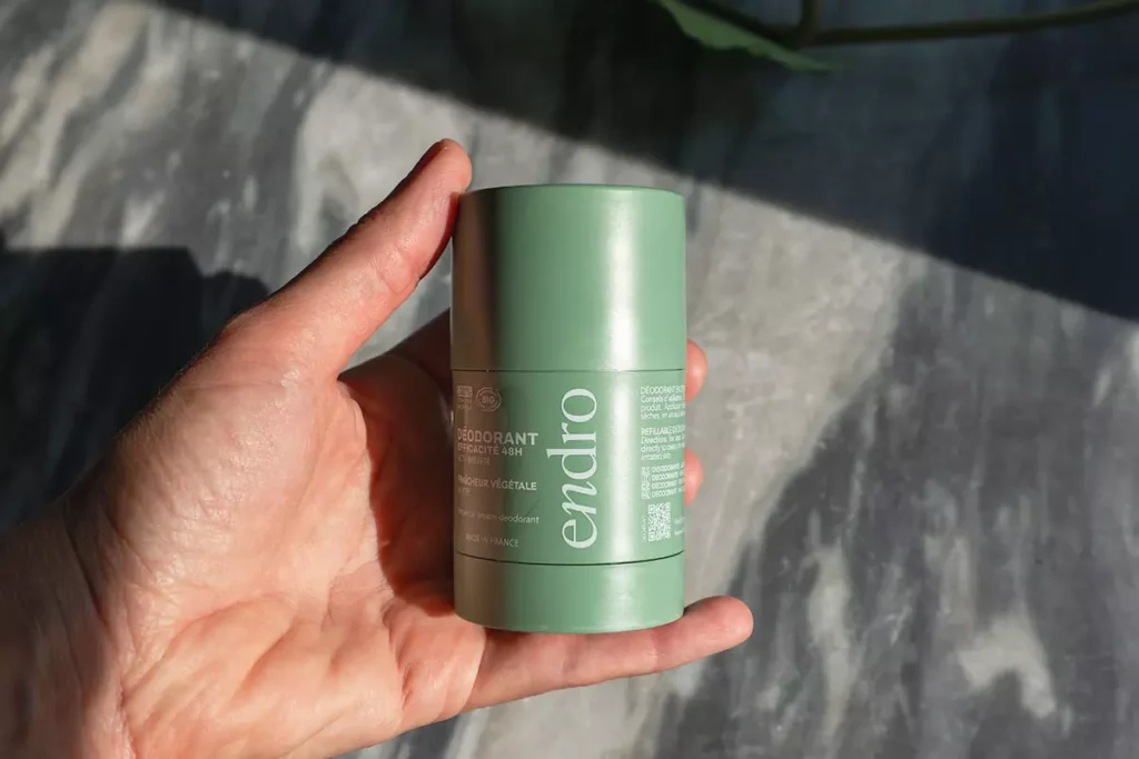 deodorante stick Endro Freschezza Botanica tenuto in mano